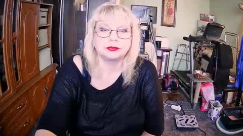 Snapshot of beverlyqcynia chatting on 09.28.25 BeverlyQCynia online show from 09.28.25