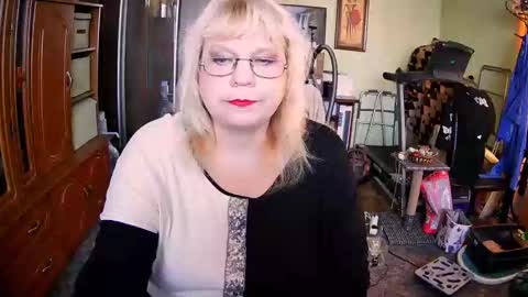 Snapshot of beverlyqcynia chatting on 10.04.25 BeverlyQCynia online show from 10.04.25