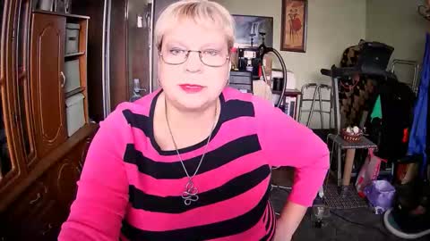 Snapshot of beverlyqcynia chatting on 10.20.25 BeverlyQCynia online show from 10.20.25