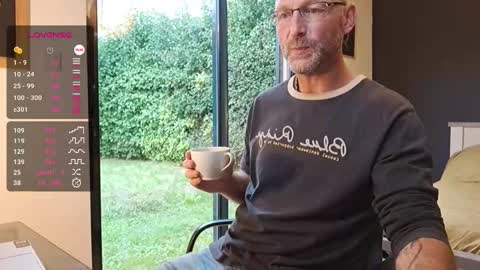 My name is David and if you like public exhibitions you wont be disappointed with me LoL - My favorite vibes is 44  online show from 09.17.25