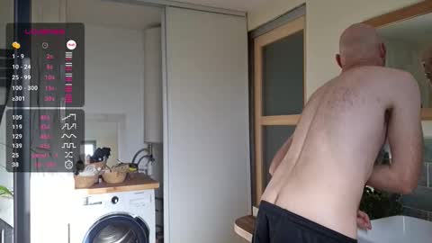 My name is David and if you like public exhibitions you wont be disappointed with me LoL - My favorite vibes is 44  online show from 10.25.25