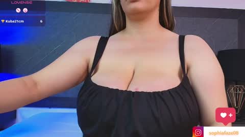 Snapshot of big_tits_in_your_face chatting on 03.03.25 Tell me Sophia  online show from 03.03.25