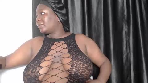 Snapshot of bigass_chocolate chatting on 11.21.25 bella online show from 11.21.25