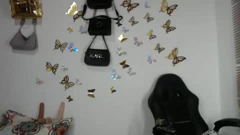 Snapshot of bigcrisblack chatting on 10.24.25 cristina online show from 10.24.25