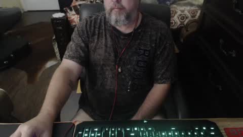 Snapshot of bighugmugg chatting on 10.12.25 bighugmugg online show from 10.12.25