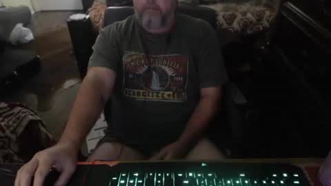 Snapshot of bighugmugg chatting on 11.17.25 bighugmugg online show from 11.17.25