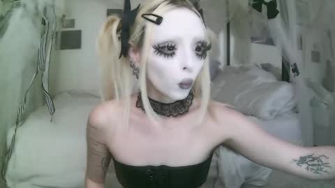 vampire fang  online show from 03.09.26