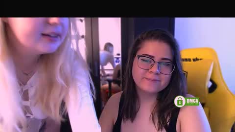 Sasha and Bella online show from 09.25.25