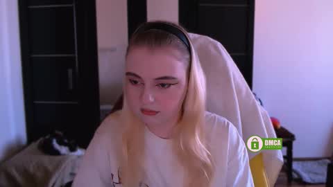 Snapshot of black_neon chatting on 10.11.25 Sasha and Bella online show from 10.11.25