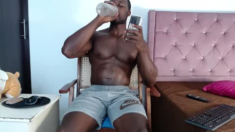 Snapshot of blacknikes chatting on 12.28.24 Twtter 1MikeBeckford            Onlyfns beckfordmike online show from 12.28.24
