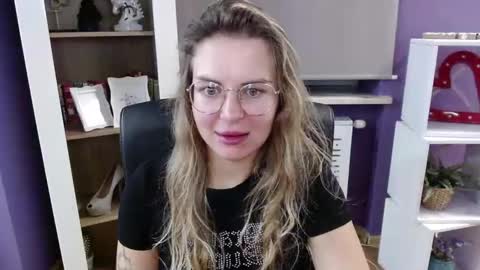 Z O E Y online show from 10.06.25