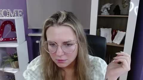 Z O E Y online show from 11.12.25