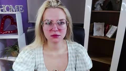 Z O E Y online show from 02.04.26