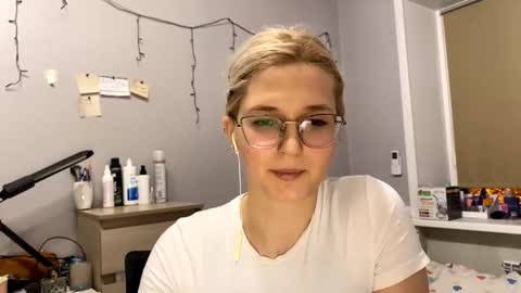 Snapshot of blancaesbensen chatting on 11.11.25 Nicole online show from 11.11.25