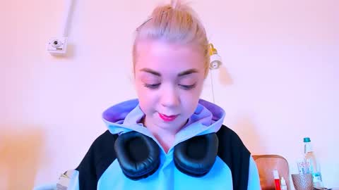 Nicole online show from 02.26.25