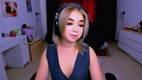 Nicole online show from 09.12.25