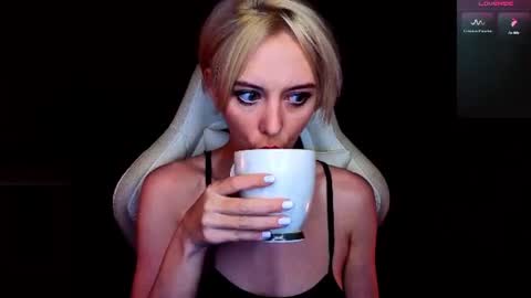 Snapshot of blond_ice_ann chatting on 07.12.26 blond_ice_ann online show from 07.12.26
