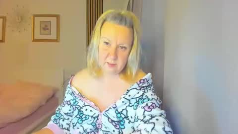 Snapshot of blonde_angel20 chatting on 01.05.25 Nicole online show from 01.05.25