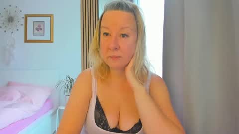 Snapshot of blonde_angel20 chatting on 01.07.25 Nicole online show from 01.07.25