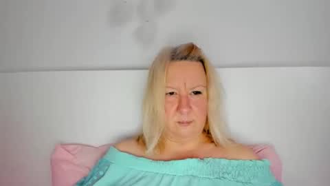 Snapshot of blonde_angel20 chatting on 10.18.25 Nicole online show from 10.18.25
