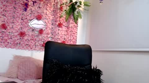 Snapshot of blonde_squirt_ chatting on 12.22.24 blonde_squirt_ online show from 12.22.24