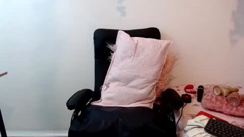 Snapshot of blonde_squirt_ chatting on 12.28.24 blonde_squirt_ online show from 12.28.24