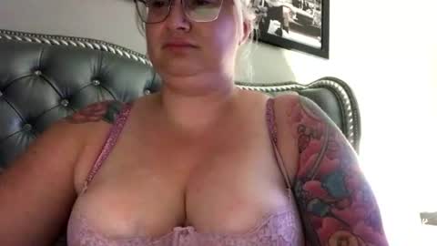Snapshot of blondecupcke90 chatting on 07.17.26 Blondecupcake90 online show from 07.17.26