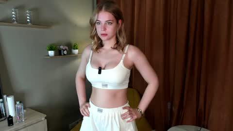 Snapshot of blondensinful chatting on 05.31.26 blondensinful online show from 05.31.26