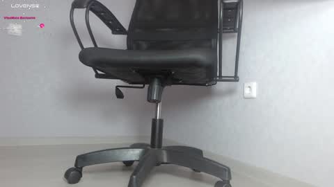 Im Di. I smell naked even when Im dressed. online show from 01.21.25