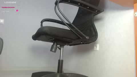 Im Di. I smell naked even when Im dressed. online show from 03.06.25