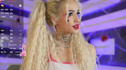 Snapshot of blondie_muller chatting on 10.31.25 blondie_muller online show from 10.31.25