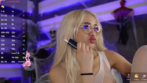 Snapshot of blondie_muller chatting on 11.04.25 blondie_muller online show from 11.04.25