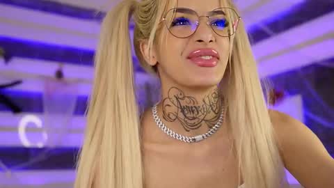 Snapshot of blondie_muller chatting on 11.07.25 blondie_muller online show from 11.07.25