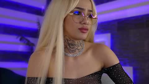 Snapshot of blondie_muller chatting on 11.17.25 blondie_muller online show from 11.17.25