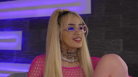 Snapshot of blondie_muller chatting on 11.21.25 blondie_muller online show from 11.21.25