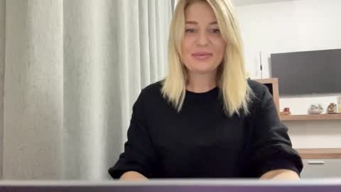 Snapshot of blondie_xoxoxo chatting on 09.09.25 blondie_xoxoxo online show from 09.09.25