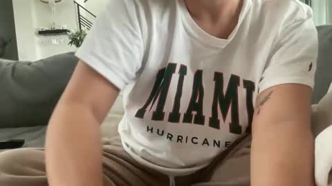 IM TRYNG online show from 11.01.25