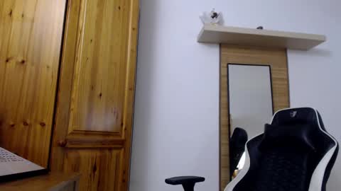 Snapshot of blondyelena chatting on 01.15.25 blondyelena online show from 01.15.25