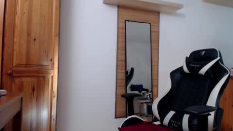 Snapshot of blondyelena chatting on 02.19.25 blondyelena online show from 02.19.25