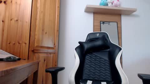 Snapshot of blondyelena chatting on 10.01.25 blondyelena online show from 10.01.25