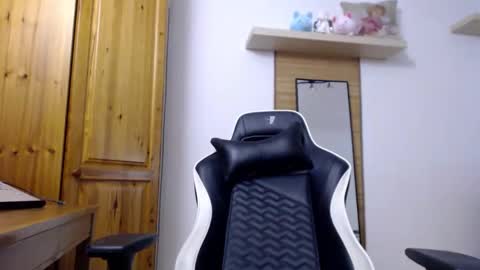Snapshot of blondyelena chatting on 10.11.25 blondyelena online show from 10.11.25