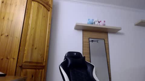 Snapshot of blondyelena chatting on 10.20.25 blondyelena online show from 10.20.25