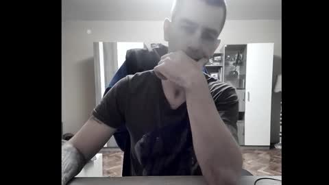 Snapshot of blue_eyed_wolf chatting on 11.08.25 Runaway online show from 11.08.25