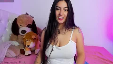 Snapshot of blue_petite chatting on 06.13.26 Linda online show from 06.13.26