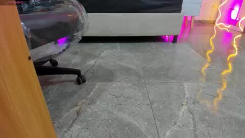 blue_tay1 online show from 10.25.25