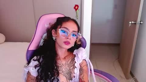 Snapshot of bluee_v chatting on 06.22.26 Im Abril .. Nice to meet you thumb up me please its important INDEPENDENT MODEL online show from 06.22.26