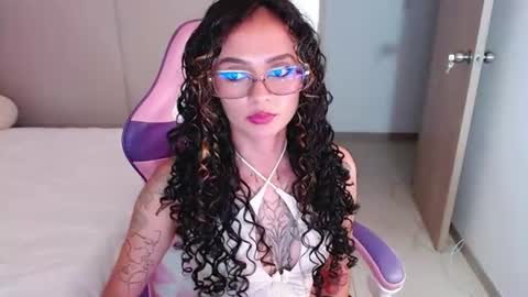 Snapshot of bluee_v chatting on 06.25.26 Im Abril .. Nice to meet you thumb up me please its important INDEPENDENT MODEL online show from 06.25.26