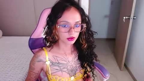 Snapshot of bluee_v chatting on 07.20.26 Im Abril .. Nice to meet you thumb up me please its important INDEPENDENT MODEL online show from 07.20.26
