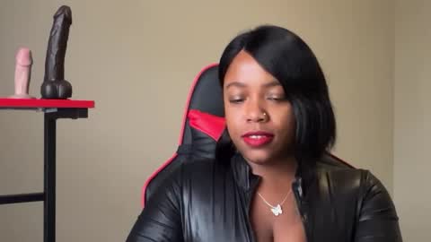 Snapshot of bnwo_goddess chatting on 12.02.25 online show from 12.02.25