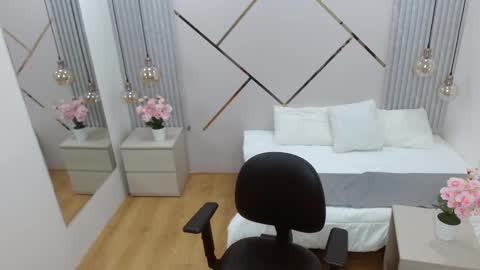 Paris online show from 02.13.25